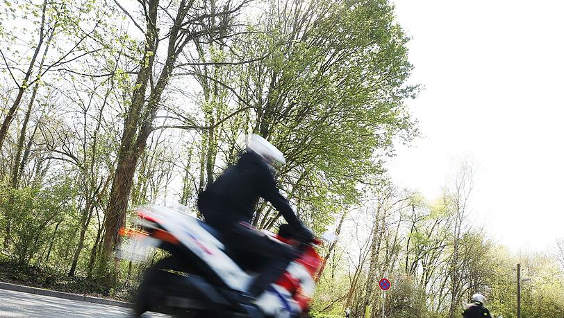 Zu Beginn der Motorradsaison werden am Wochenende viele Biker auf den Straßen erwartet. (Symbolbild)