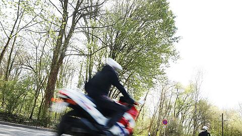Zu Beginn der Motorradsaison werden am Wochenende viele Biker auf den Straßen erwartet. (Symbolbild)