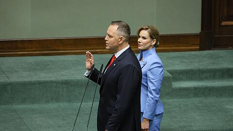 Polens neuer Präsident Karol Nawrocki, hier im Bild mit seiner Frau Marta, hat den Amtseid abgelegt. (Foto aktuell)