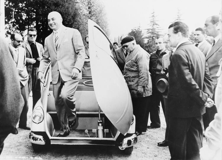 Renzo Rivolta, der Vater der Isetta, pr&auml;sentiert das neue Modell, das BMW als Lizenznehmer in M&uuml;nchen fertigte.