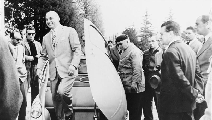 Renzo Rivolta, der Vater der Isetta, präsentiert das neue Modell, das BMW als Lizenznehmer in München fertigte.