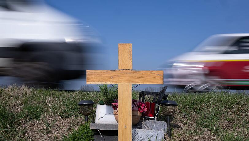Jedes Kreuz eine Erinnerung: Über 2.800 Verkehrstote waren es 2025. (Archivbild) Jedes Kreuz eine Erinnerung: Über 2.800 Verkehrstote waren es 2025. (Archivbild)