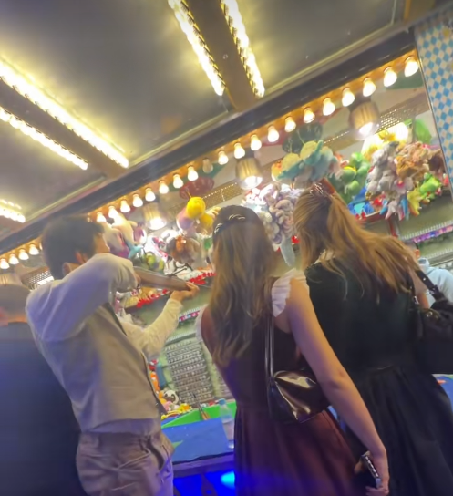 Mats Hummels war heuer bereits mehrfach auf der Wiesn unterwegs, meist im Sch&uuml;tzenzelt. Am Dienstagabend besuchte der Ex-Kicker mit Freundin Nicola Cavanis sowie Thomas M&uuml;ller und dessen Freundin Eve eine Schie&szlig;bude.