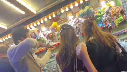 Mats Hummels war heuer bereits mehrfach auf der Wiesn unterwegs, meist im Schützenzelt. Am Dienstagabend besuchte der Ex-Kicker mit Freundin Nicola Cavanis sowie Thomas Müller und dessen Freundin Eve eine Schießbude. Mats Hummels war heuer bereits mehrfach auf der Wiesn unterwegs, meist im Schützenzelt. Am Dienstagabend besuchte der Ex-Kicker mit Freundin Nicola Cavanis sowie Thomas Müller und dessen Freundin Eve eine Schießbude.