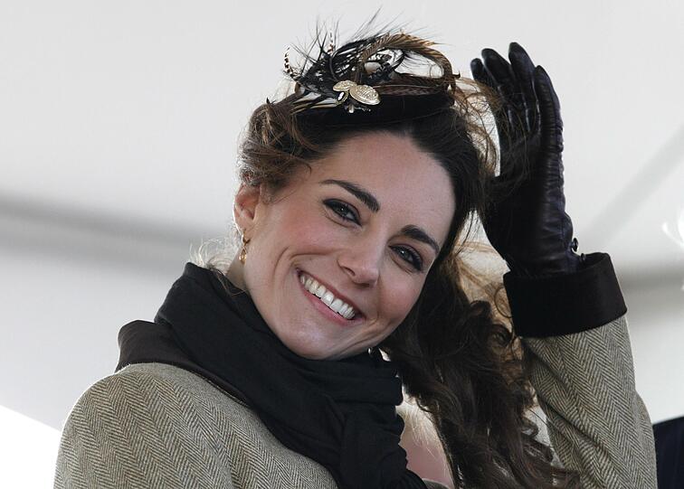 Es war nur ein Rettungsboot &ndash; aber hunderte Shaulustige kamen zu seiner Taufe, weil seine "Paten" keine
geringeren als Prinz William und sein Verlobte Kate Middleton sind. Die Bilder vom Auftritt.