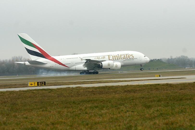 Die Emirates-Maschine landete am Mittag von Dubai kommend bei diesigem Wetter auf dem Münchner Airport. Bilder vom A380 in München