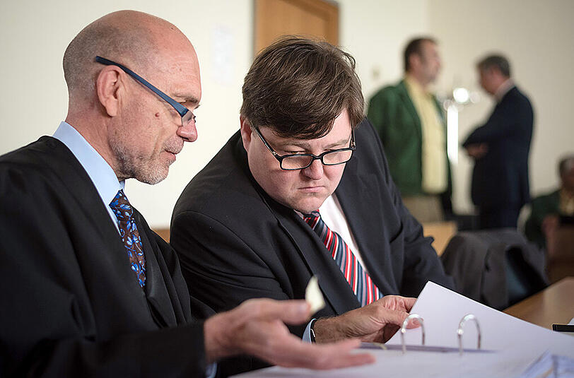 Matthias Schneiderbanger (r.) mit seinem Anwalt bei der gestrigen Verhandlung.