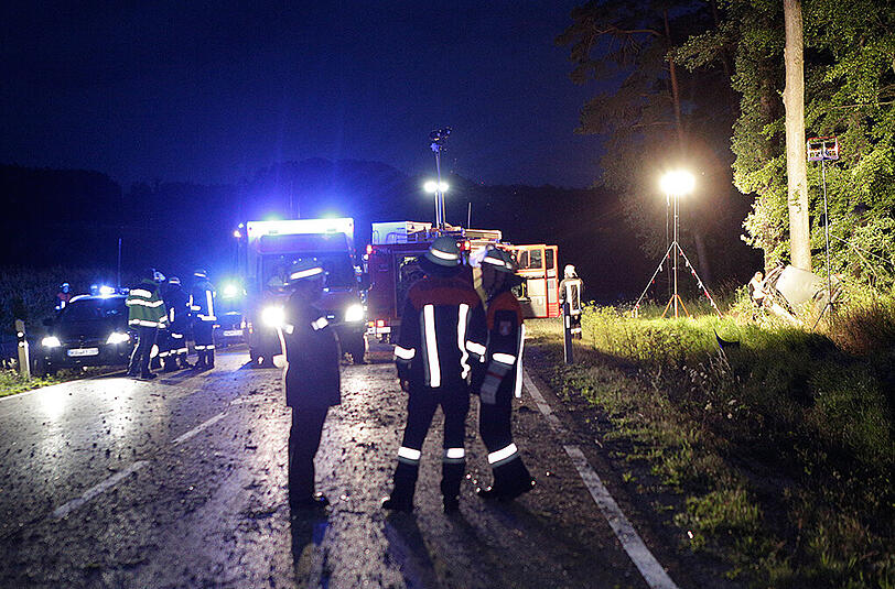 Porsche in zwei Teile gerissen - die Bilder vom Bergungseinsatz.
