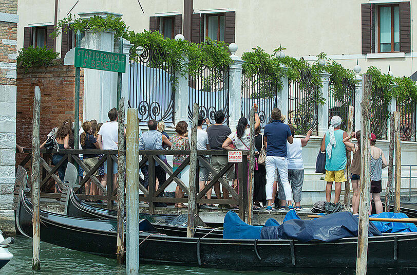 Schaulustige stehen vor dem Hotel Aman in Venedig und hoffen auf ein Bild des prominenten Ehepaares.