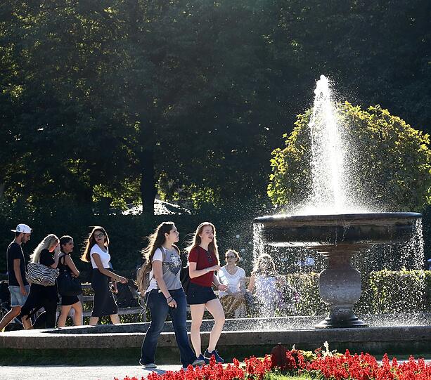 Bei den Temperaturen bekommt man gerne ein paar Spritzer ab: Brunnen-Geplätscher im Hofgarten.