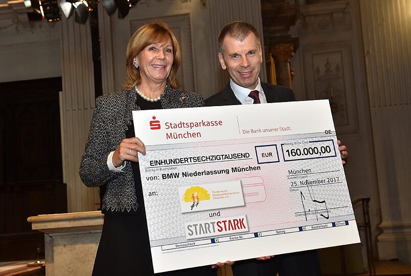 Ursula Prinzessin von Bayern nimmt den Scheck in Höhe von 160.000  Euro für benachteiligte Kinder von Gastgeber Peter Mey (Leiter der BMW Niederlassung München) entgegen.