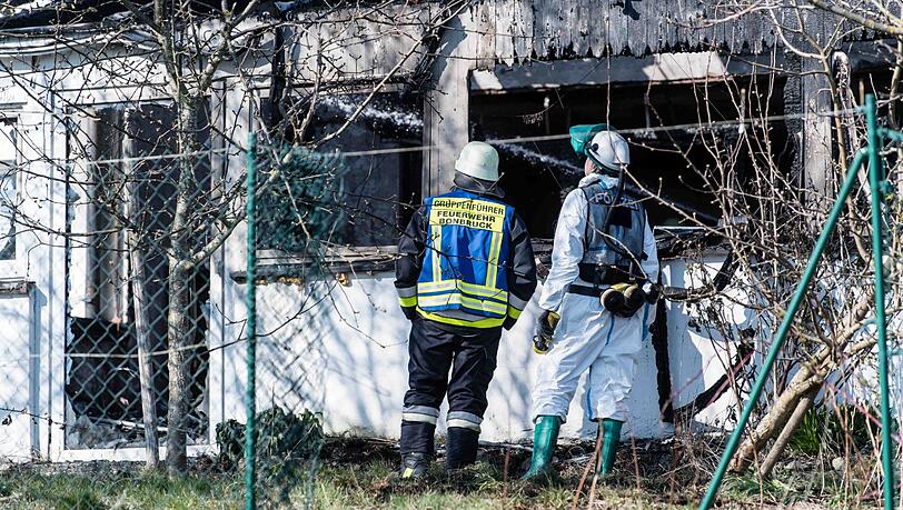 Bei dem Feuer wurde das Gebäude derart beschädigt, dass es vermutlich nicht wiederhergestellt werden kann, der Schaden liegt bei rund 300.000 Euro. Bei dem Feuer wurde das Gebäude derart beschädigt, dass es vermutlich nicht wiederhergestellt werden kann, der Schaden liegt bei rund 300.000 Euro.