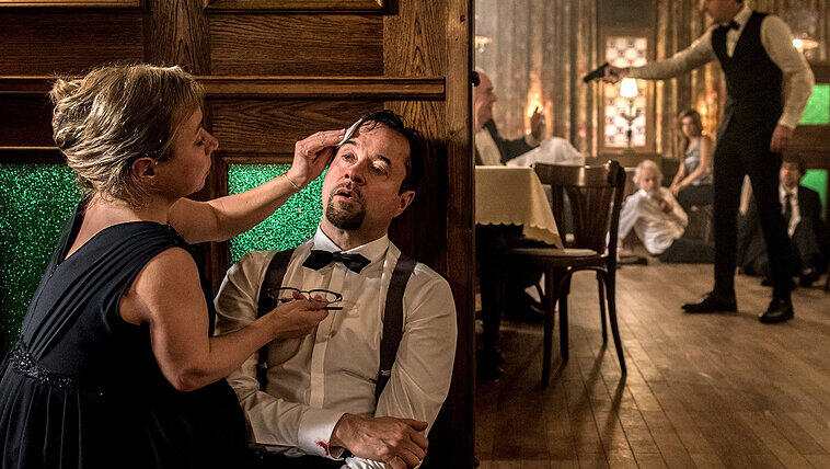 Rührende Szene beim Tatort: Silke Haller kümmert sich um ihren Chef, Professor Boerne. Rührende Szene beim Tatort: Silke Haller kümmert sich um ihren Chef, Professor Boerne.