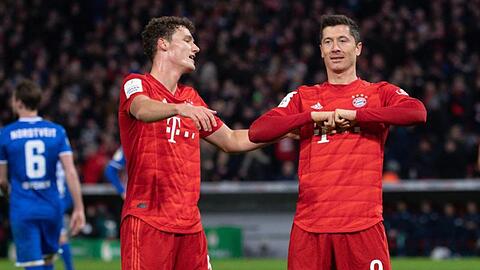 Benjamin Pavard (l) und Bayern-Torjäger Robert Lewandowski bezwangen daheim 1899 Hoffenheim.