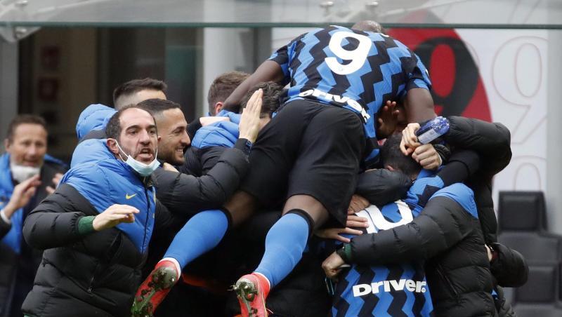 Die Spieler von Inter Mailand feiern zusammen, nachdem Lautaro Martinez das zweite Tor für die Mannschaft geschossen hat.