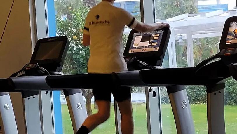 Löwen-Trainer Michael Köllner beginnt seinen Morgen mit einer Laufeinheit - wegen des starken Regens in Belek auf dem Laufband. Löwen-Trainer Michael Köllner beginnt seinen Morgen mit einer Laufeinheit - wegen des starken Regens in Belek auf dem Laufband.