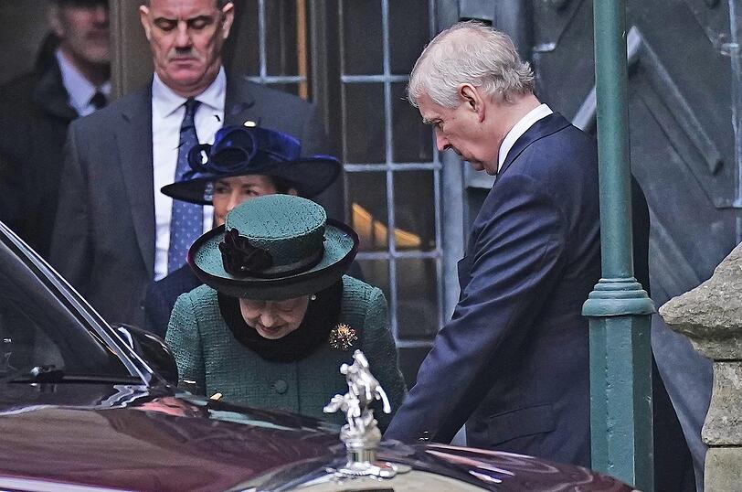 Die britische Königin Elizabeth II. und Prinz Andrew, Herzog von York, verlassen die Westminster Abbey nach einem Gedenkgottesdienst für Prinz Philip. Der Ehemann von Queen Elizabeth II. starb am 9. April 2021.