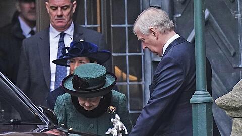 Die britische Königin Elizabeth II. und Prinz Andrew, Herzog von York, verlassen die Westminster Abbey nach einem Gedenkgottesdienst für Prinz Philip. Der Ehemann von Queen Elizabeth II. starb am 9. April 2021.