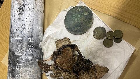 Silber- und Kupfermünzen, ein Zeitungsartikel und Fotos wurden seit dem beim Bau einer Brücke in Hof im Jahr 1928 in einer Zeitkapsel aufbewahrt. Nun sind die Gegenstände beim Abriss des Bauwerks wiedergefunden worden.
