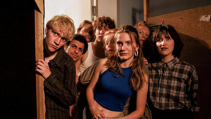 Auf der Schauspielschule erwartet Josse (links: Bruno Alexander) eine bizarre Welt.