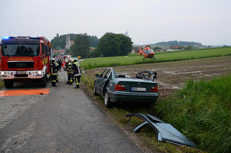 Drei Jugendliche kommen am Sonntagabend mit ihrem BMW in einem Waldstück von der Straße ab und überschlagen sich. Die Bilder vom Unfallort.