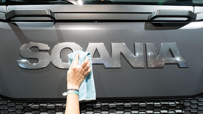 Scania, eine Tochter des VW-Konzerns, habe 14 Jahre lang mit fünf anderen Herstellern die Preise für Lastwagen abgesprochen, teilte die EU-Kommission mit.