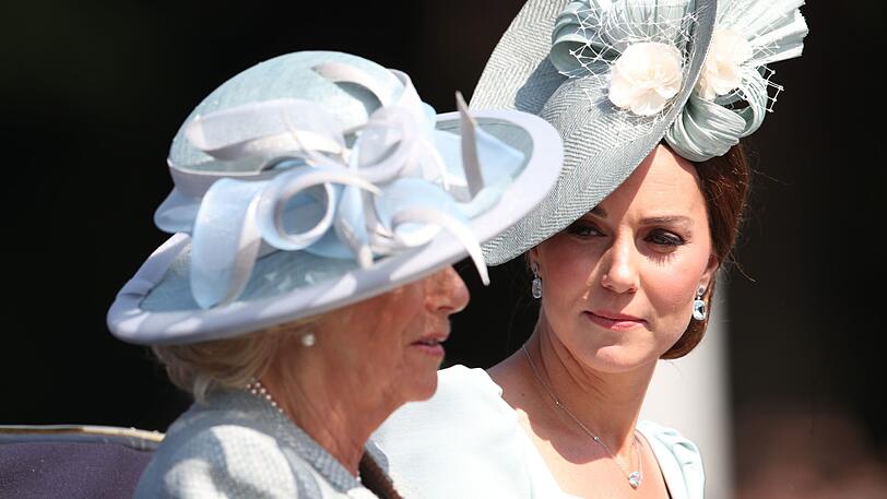 Herzogin Camilla und Herzogin Kate.