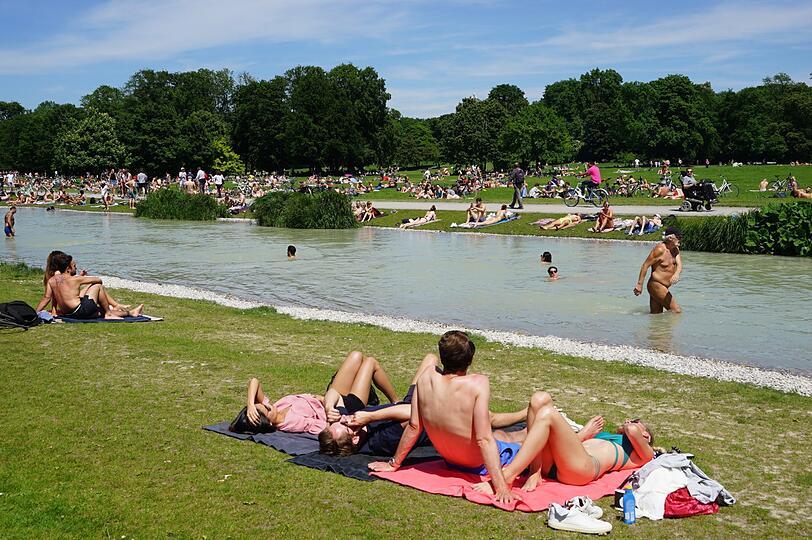 Eine der beliebtesten Anlaufstellen bei schönem Wetter: der Eisbach im englischen Garten.
