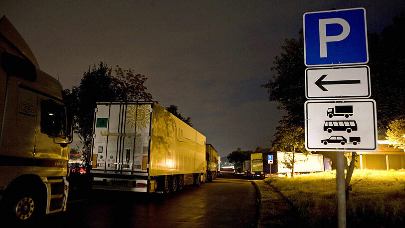 Die Einbrüche in die Wohnmobile ereigneten sich auf Raststätten. (Archivbild)