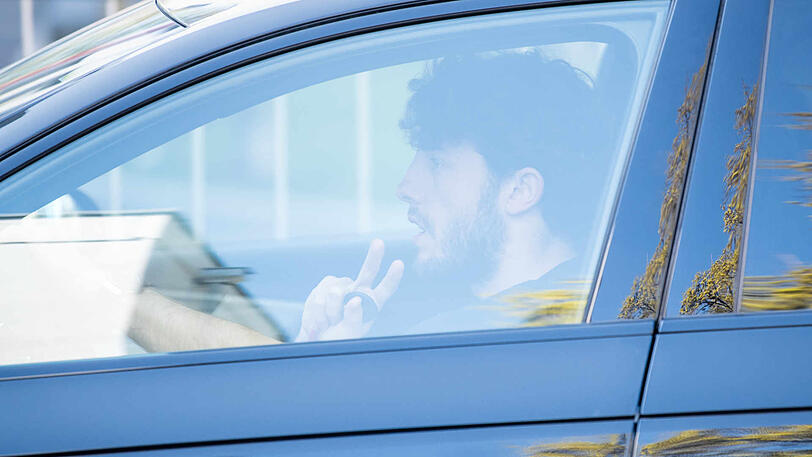 Gruß an den Fotografen: Bayern-Leihspieler Álvaro Odriozola.