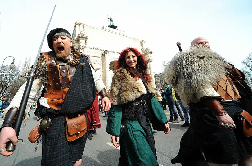 Überhaupt war die Parade international. Mit schottischen Highlandern und...