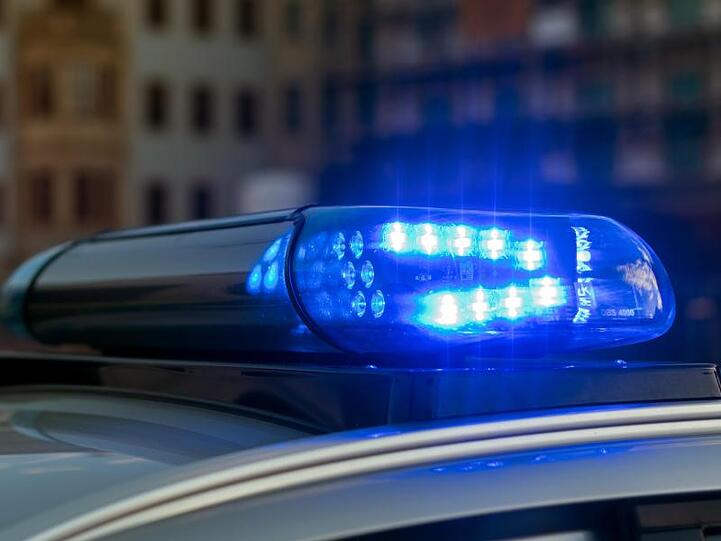 Das Blaulicht auf einem Fahrzeug der Polizei leuchtet auf. Foto: Monika Skolimowska/dpa-Zentralbild/dpa/Symbolbild