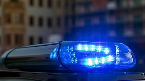 Das Blaulicht auf einem Fahrzeug der Polizei leuchtet auf. Foto: Monika Skolimowska/dpa-Zentralbild/dpa/Symbolbild