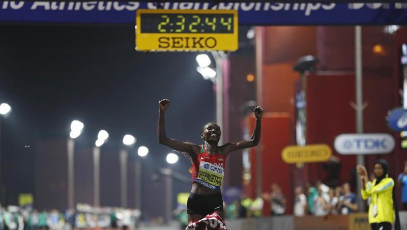 Die Kenianerin Ruth Chepngetich lief beim WM-Marathon als Erste durchs Ziel. Die Kenianerin Ruth Chepngetich lief beim WM-Marathon als Erste durchs Ziel.