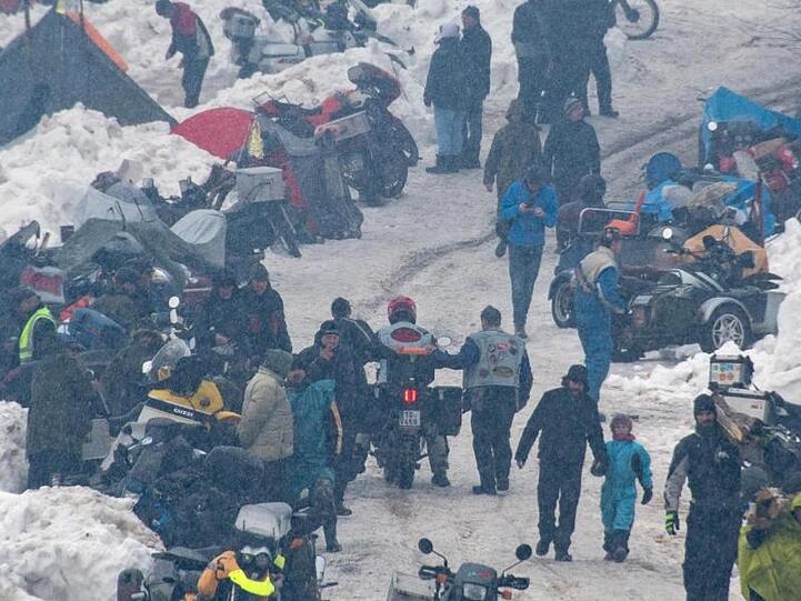 Zahlreiche Zelte und Motorräder stehen auf dem Gelände des Elefantentreffens im Schnee. Foto: Armin Weigel