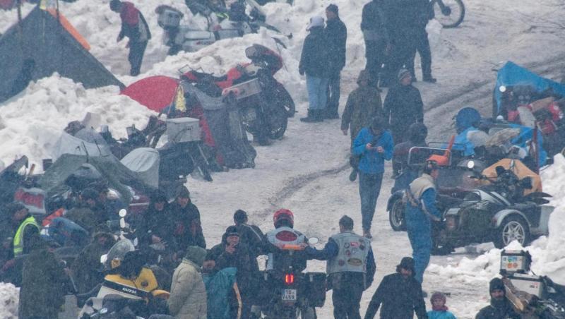 Zahlreiche Zelte und Motorräder stehen auf dem Gelände des Elefantentreffens im Schnee. Foto: Armin Weigel Zahlreiche Zelte und Motorräder stehen auf dem Gelände des Elefantentreffens im Schnee. Foto: Armin Weigel