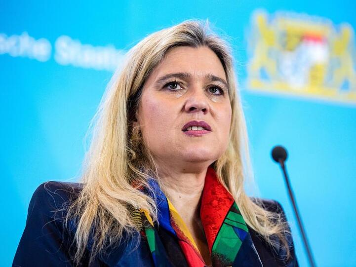 Melanie Huml (CSU), Gesundheitsministerin von Bayern, spricht auf einer Pressekonferenz. Foto: Matthias Balk/dpa