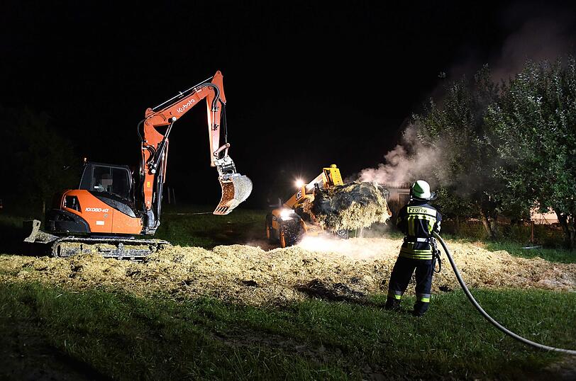 Das Feuer zerstörte die Scheune eines Dreiseithofs in Oberrammelsberg in der Gemeinde Wurmsham.