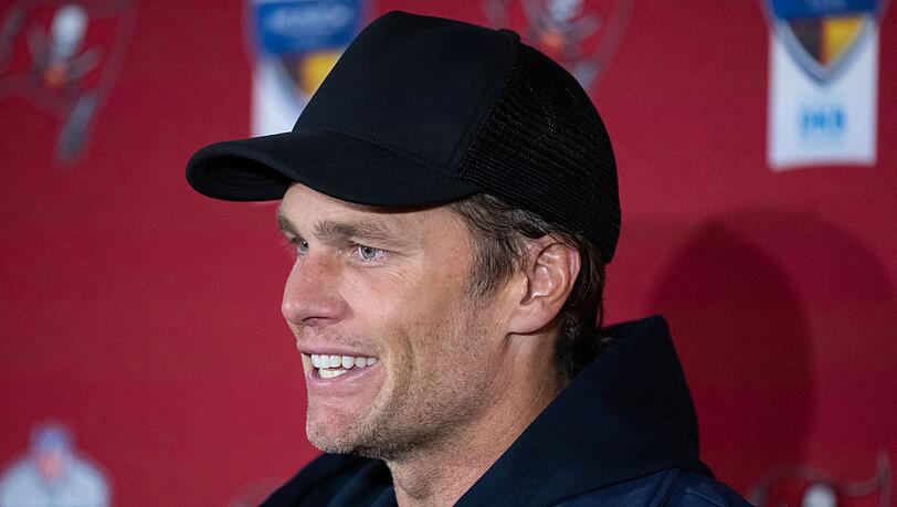 Tom Brady von den Tampa Bay Buccaneers nimmt nach dem Spiel an einer Pressekonferenz teil.