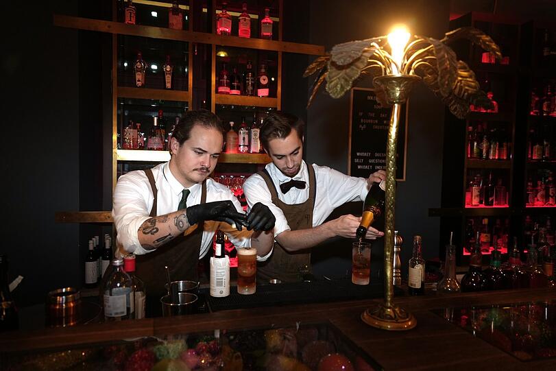 In der Boilerman Bar kreieren Tim Hobmaier und Markus Rosenauer Highballs. Das sind Drinks im geeisten Glas mit runden Eiswürfeln.