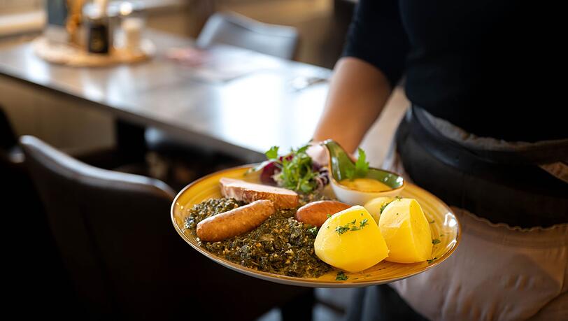 In der Gastronomie gilt vom 1. Januar 2024 an wieder der normale Mehrwertsteuersatz von 19 Prozent statt vorübergehend 7 Prozent.