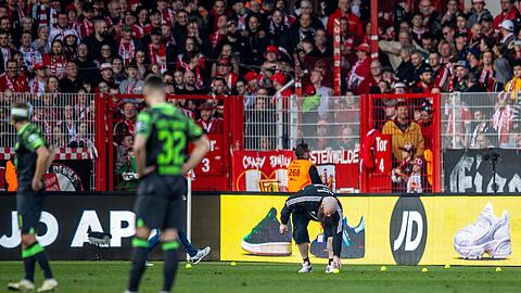Das Spiel 1. FC Union Berlin gegen den VfL Wolfsburg wurde länger unterbrochen, nachdem Fans Tennisbälle auf den Rasen geworfen hatten.
