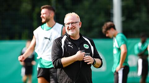Heiko Vogel geht nach viel Zittern in der Relegation in seine zweite Saison mit der SpVgg Greuther F&uuml;rth. (Archivbild)