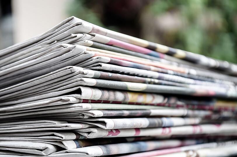 Sie können den abgekühlten Grillrost in Zeitungspapier einwickeln und es anschließend komplett durchnässen. So wird ein Großteil des Schmutzes daran hängenbleiben. Doch lassen Sie das Papier bitte nicht zu lange auf dem Rost, dann trocknet es an und Sie bekommen es schwer wieder ab. Am besten feuchten Sie das Papier dann erneut an, bevor Sie es entfernen. Sie können den abgekühlten Grillrost in Zeitungspapier einwickeln und es anschließend komplett durchnässen. So wird ein Großteil des Schmutzes daran hängenbleiben. Doch lassen Sie das Papier bitte nicht zu lange auf dem Rost, dann trocknet es an und Sie bekommen es schwer wieder ab. Am besten feuchten Sie das Papier dann erneut an, bevor Sie es entfernen.