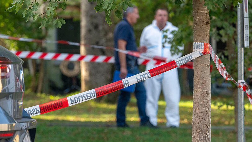 Das Absperrband der Polizei sichert einen Tatort in Geretsried. In einem Haus wurden Anfang September zwei Leichen entdeckt. Das Absperrband der Polizei sichert einen Tatort in Geretsried. In einem Haus wurden Anfang September zwei Leichen entdeckt.