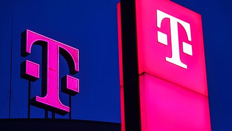 Die Telekom darf in ihrem Mobilfunknetz die Netzanzeige nicht durch einen Werbeslogan ersetzen, hat das Landgericht K&ouml;ln entschieden. (Symbolbild)