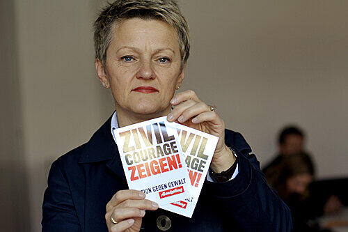 Renate Künast mit dem AZ-Aufkleber für Zivilcourage