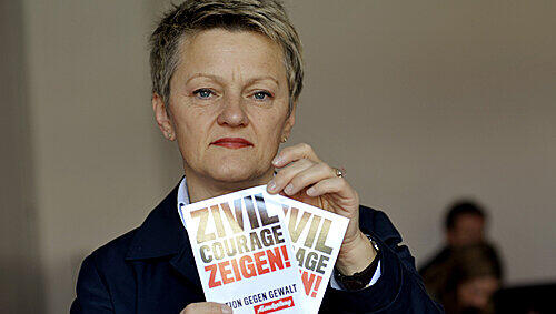 Renate Künast mit dem AZ-Aufkleber für Zivilcourage Renate Künast mit dem AZ-Aufkleber für Zivilcourage