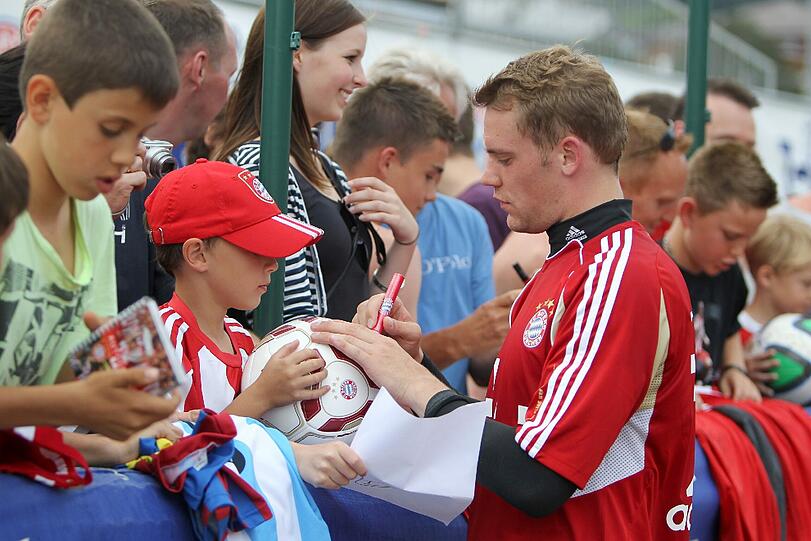 Ribéry ist wieder dabei, Lahm und Heynckes schreiben Autogramme, Neuer hechtet nach dem Ball: Bilder aus dem Trainingslager der Bayern am Gardasee
