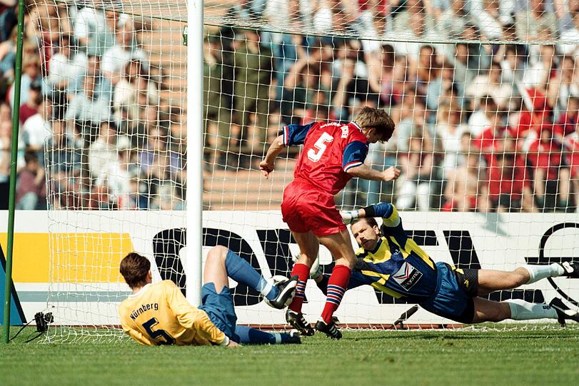 Im Bayern-Dress bleibt vor allem Helmers Phantom-Tor aus dem Jahr 1994 in Erinnerung.  Insgesamt bestritt Helmer zwischen 1992 und 1999 191 Partien für den FCB und wurde in dieser Zeit drei Mal Deutscher Meister.